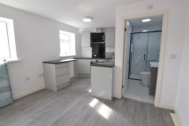 Modern First Floor Bedsit  Main Photo