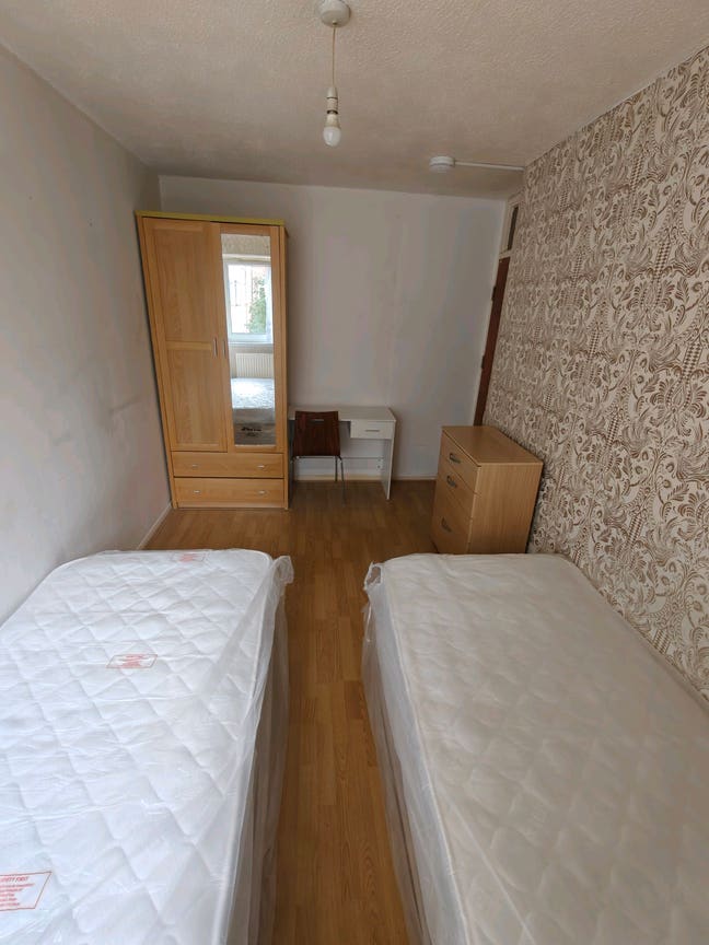 Double Bedroom Available in Mile End Main Photo