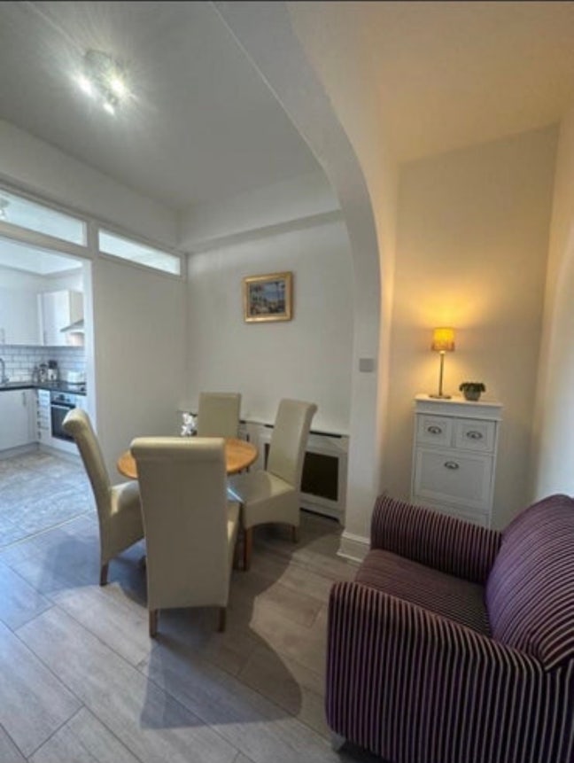 Lovely Double room available to let female only  Main Photo