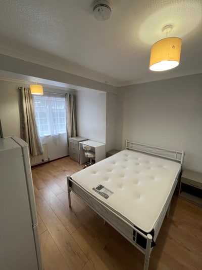 Double Room | &pound;780 Pcm | OX1 - No Deposit Main Photo