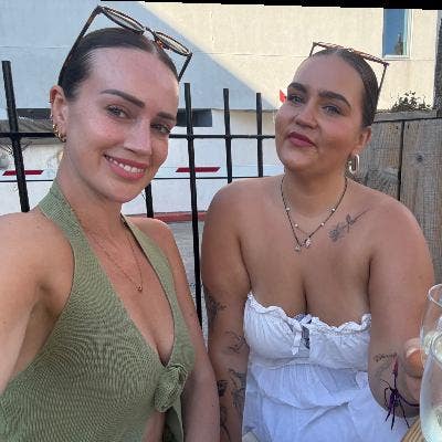2 professional females looking for a flat share! Main Photo
