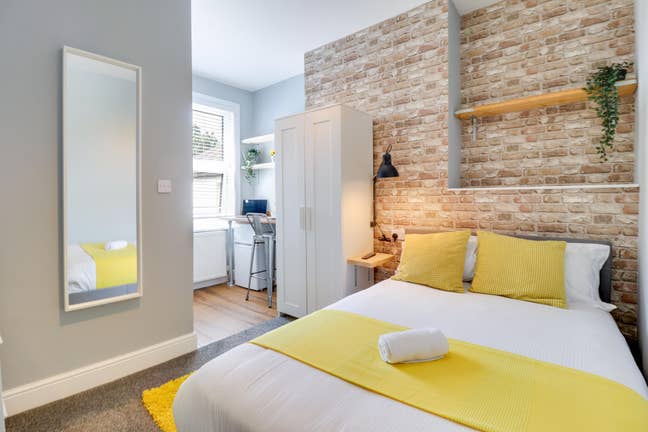 Double Room with En Suite Main Photo