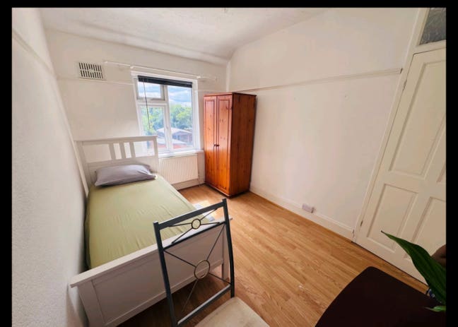 Looking for house mate Main Photo
