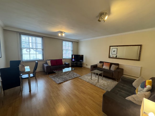 Spacious Large One Bedroom Flat in Mayfair W1 Main Photo