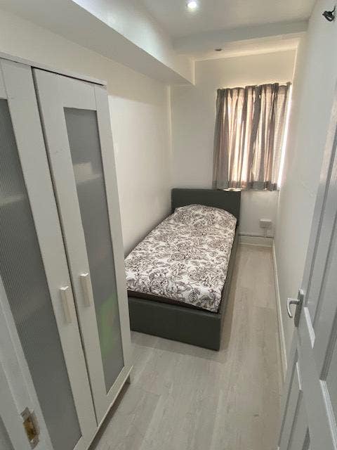 Furnished Single Room To-Let Main Photo