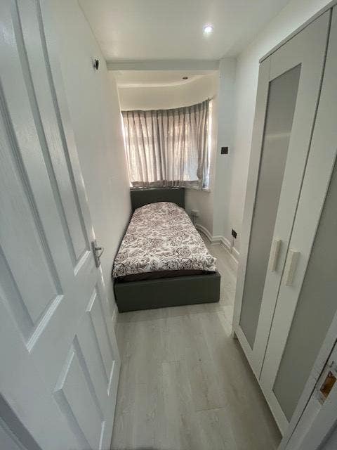 Furnished Single Room To-Let Main Photo