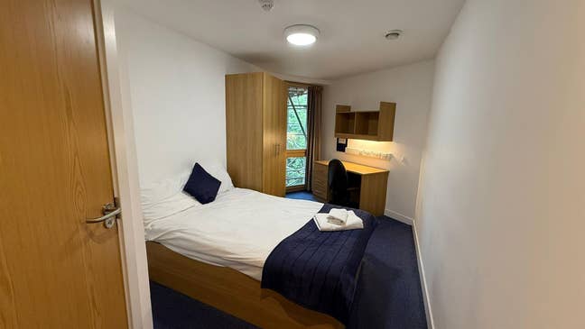 En-suite double room - 5 mins from train station Main Photo