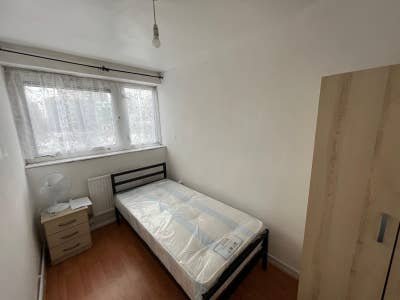 Brand New Room in E1, Zero Deposit Main Photo