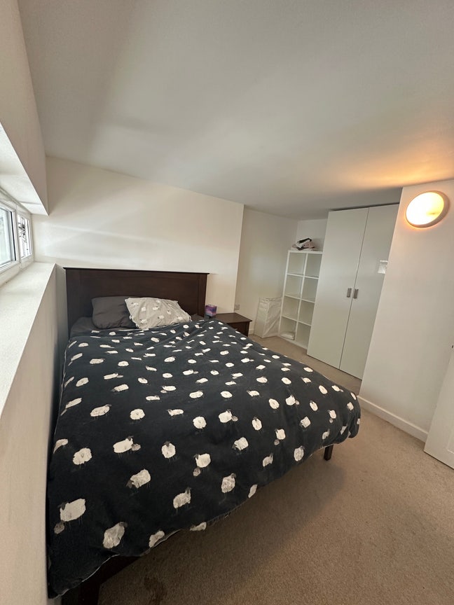 Short Term Room Available Main Photo