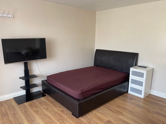 Large Double Room - with own bathroom Main Photo