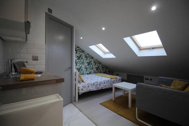  Modern Studio on Central Line. Main Photo