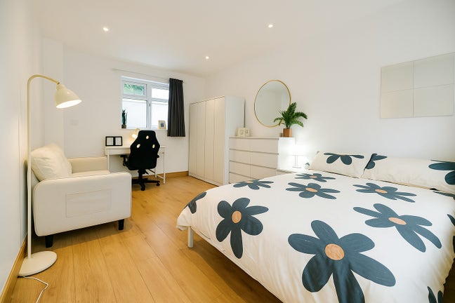 Spacious 6-Bed Duplex + Massive Terrace  Main Photo