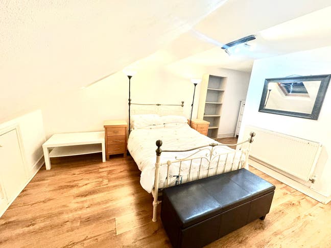 Large double loft room with Ensuite  Main Photo