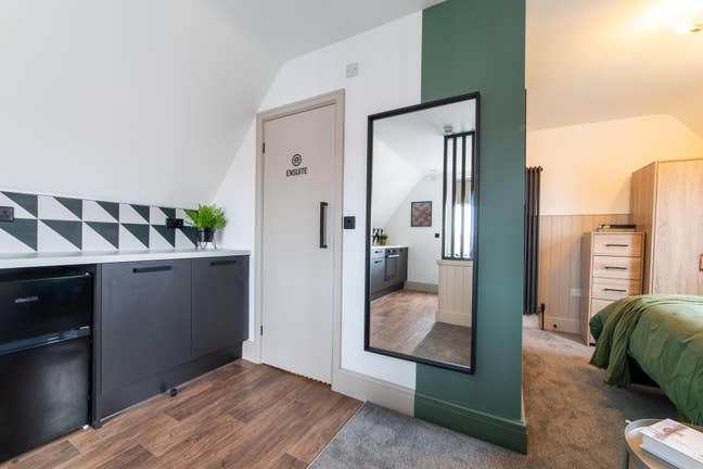 ✨Modern Self-Contained Studio – All Bills Included Main Photo