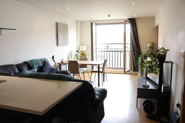 Room Available in Spacious Flat in Ancoat Main Photo