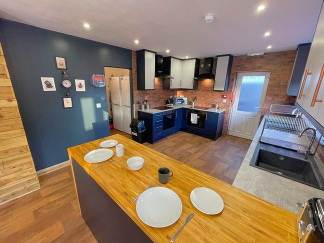 6 Bed Ensuite HMO on Eleonor Street, Grimsby  Main Photo