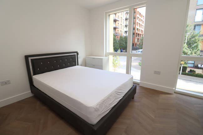 Modern Ensuite Room Main Photo