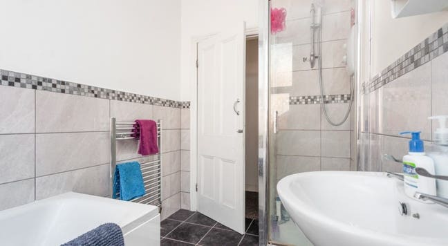 5-bed Professional Houseshare - 16 Ash Road Main Photo