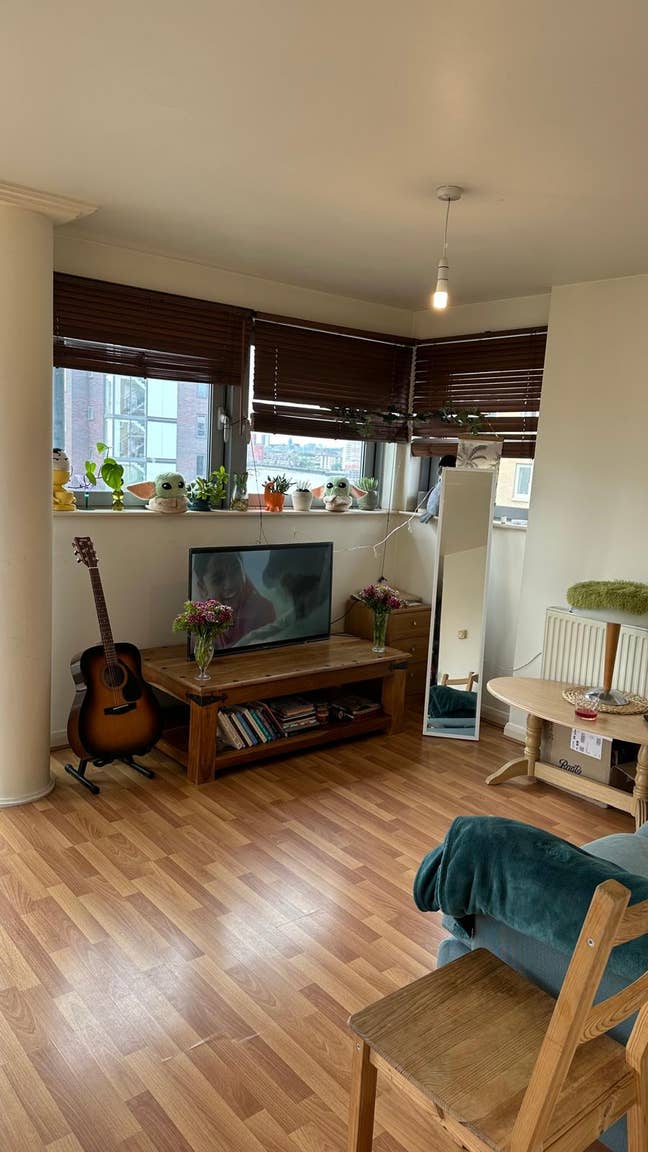Double bed in a stunning riverside flat (Girls) Main Photo