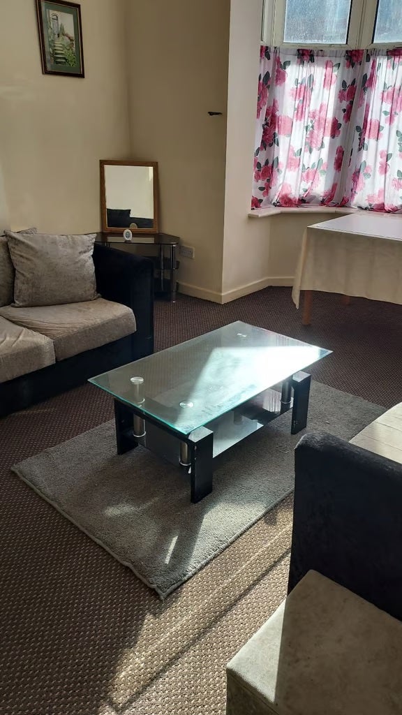Fully Furnished 1-Bedroom Ground Floor Flat In BL9 Main Photo
