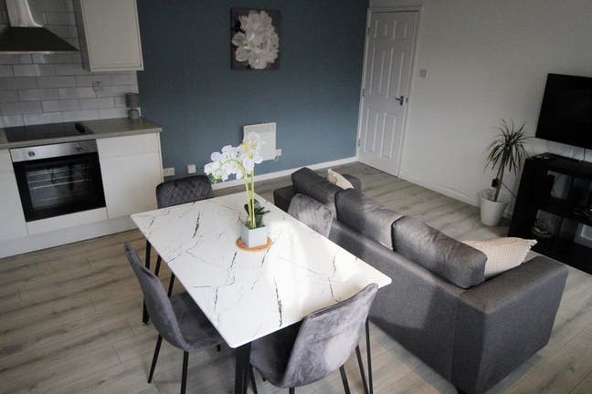 One room available in nice flat on Cardigan Road Main Photo