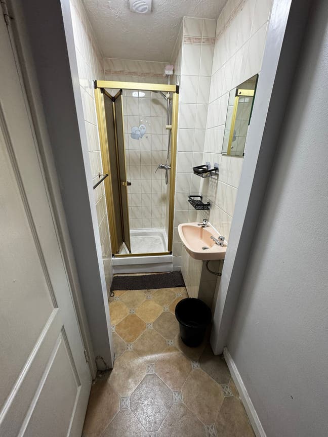 2 rooms avaialiable 1 Ensuite  and 1 large bedroom Main Photo