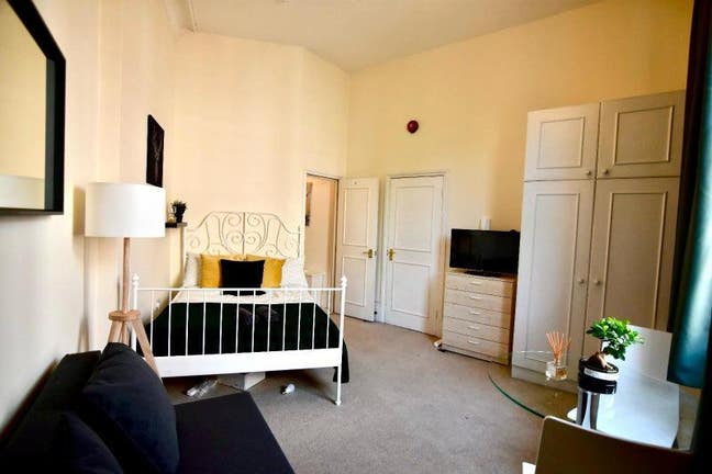 Furnished large studio at Holland Park Main Photo