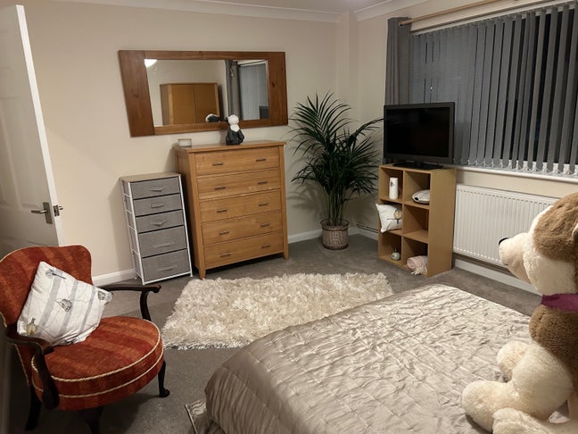 Newly renovated king size bedroom Main Photo