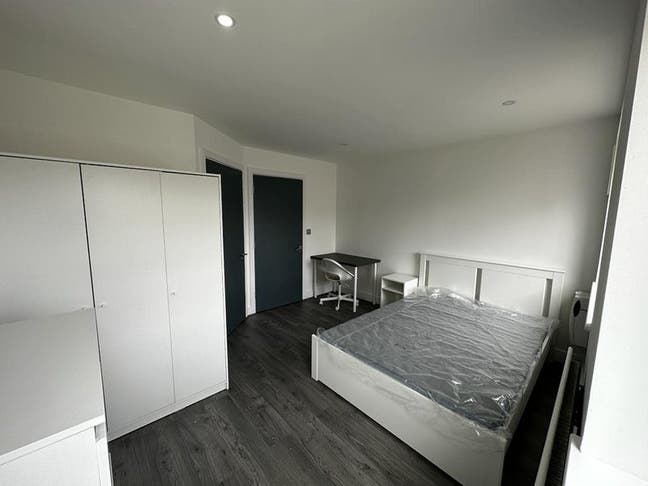Light & Stylish EnSuite Room – River View Living Main Photo