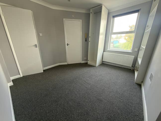 Studio Flat in Sutton  Main Photo