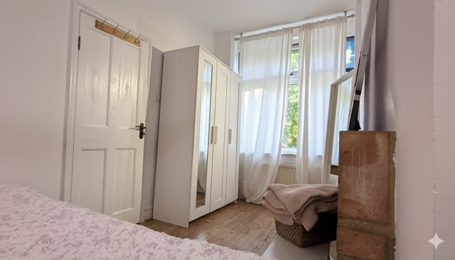 Peaceful Home Share: CW double, only 1 Housemate 🍀 Main Photo