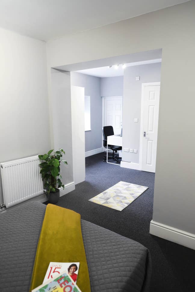 Large modern room in 'Friends' style home Main Photo
