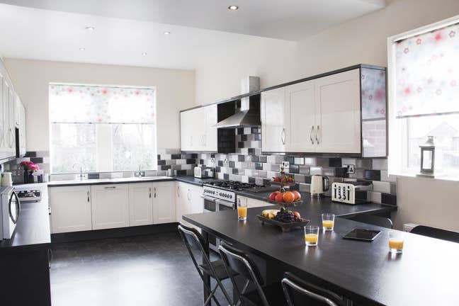 Large modern room in 'Friends' style home Main Photo