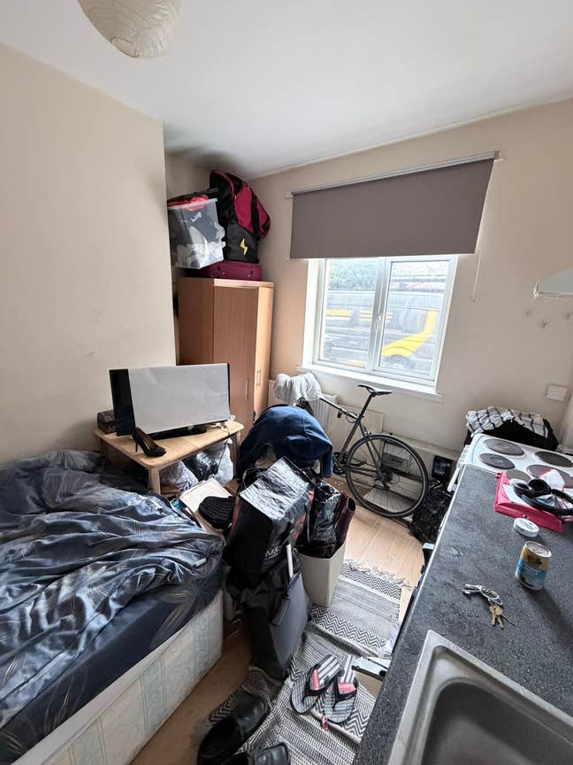 Ground Floor Bedsit - Homerton Station Main Photo