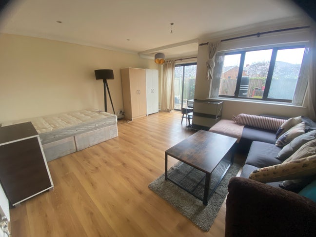 Big Double Room  En-Suite in Latimer Road Main Photo