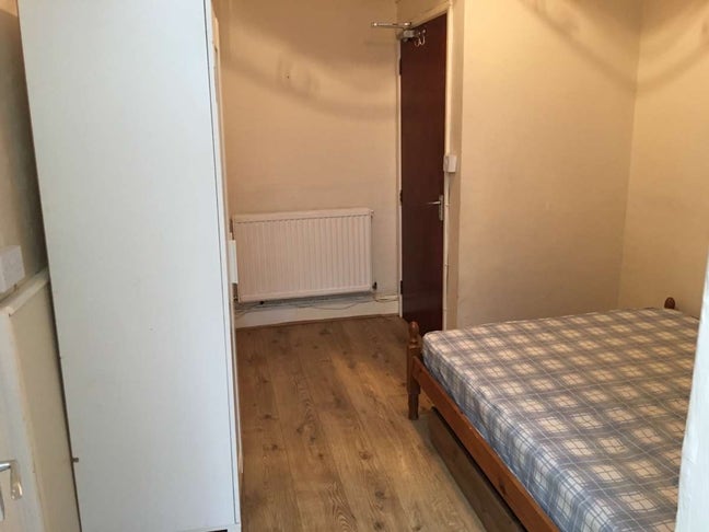 Room with ensuite bathroom Main Photo