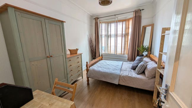 Large Double Room In The Heart of Town  Main Photo