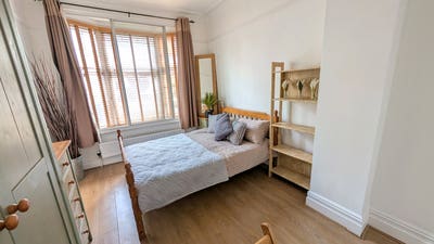 Large Double Room In The Heart of Town  Main Photo