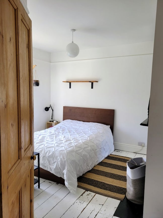 Mon-Fri Let. Lovely double room in family home  Main Photo