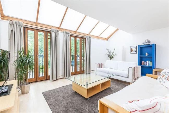 Double bedroom and study in banging house Main Photo