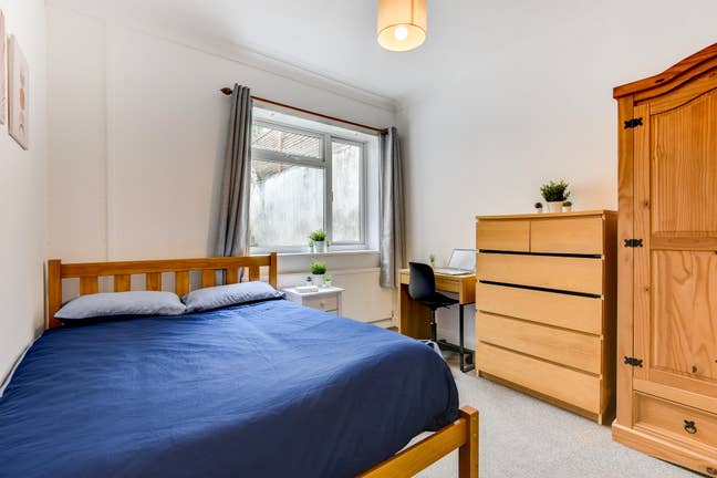 ✨ Beautiful Room in Five Ways - Bills Covered! ✨ Main Photo