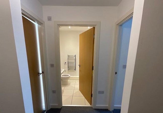 Room to let in 3 bedroom house  Main Photo