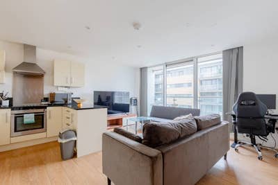 Furnished 1 bed flat, 5 minutes walk from station Main Photo