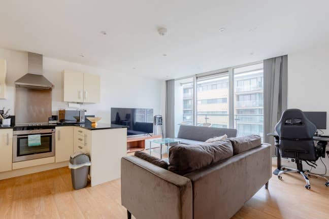 Furnished 1 bed flat, 5 minutes walk from station Main Photo
