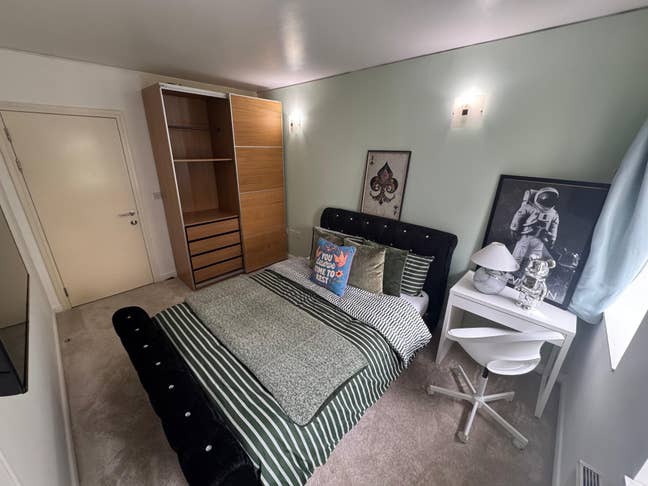 Peaceful double room in riverside Greenwich flat  Main Photo