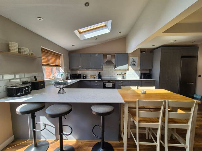 Spacious 3 bedroom home - short term welcome  Main Photo