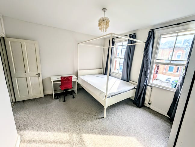 Large Double in Friendly House, Excellent Location Main Photo