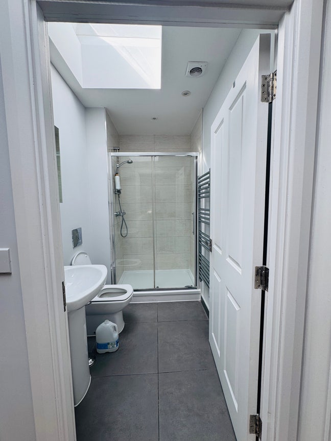 Room for Rent in Decent, Neat & Clean Home Main Photo