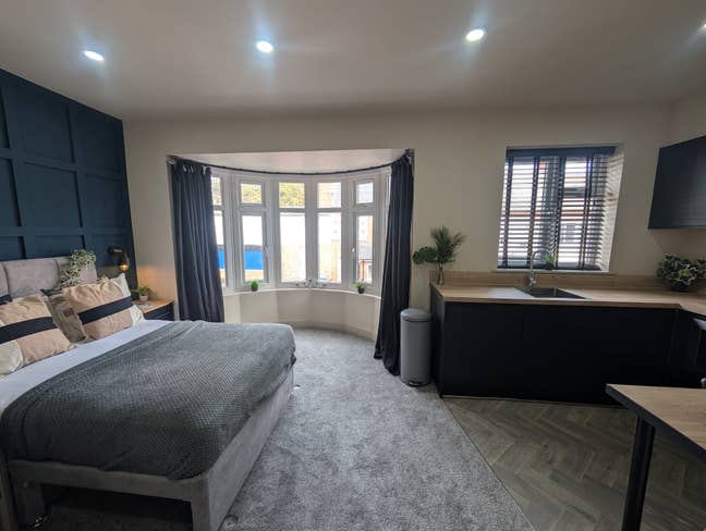 Hassle‑free modern rooms for working professionals Main Photo