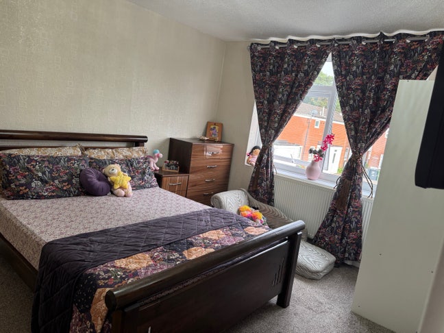A double and single bedroom to let in Redditch Main Photo